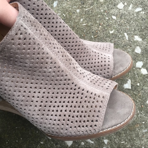Lucky Brand | Open toe Stacked heel Suede Wedges! - Picture 4 of 9